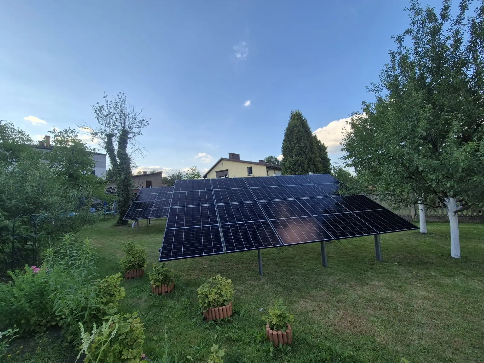 Instalacja paneli fotowoltaicznych w ogrodzie